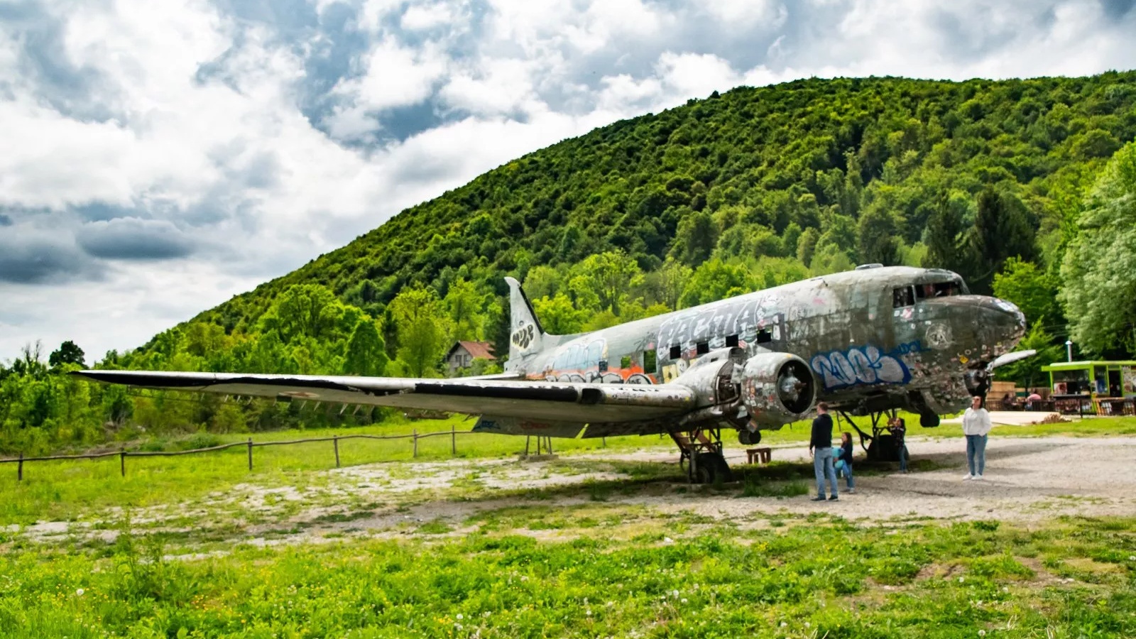 c295288356f4cbe4c9a8980ba79110f8.dakota-byla-jeste-nedavno-jen-tak-zarostla-v-rosti-dnes-uz-je-prostor-okolo-vycisteny-je-zde.20240517154636